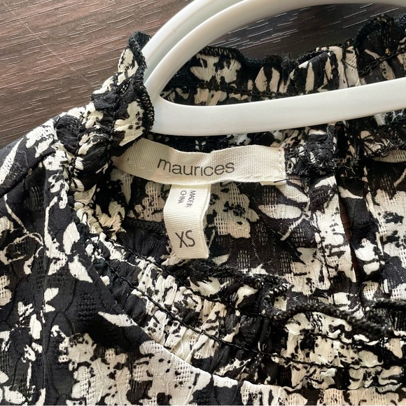 Sleeveless Blouse - Picture 2 of 4